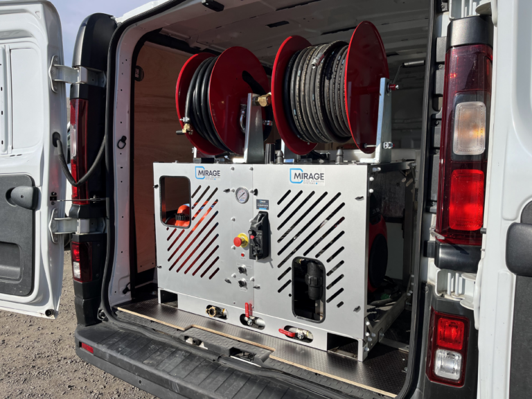 Hydrocureur Mirage monté dans un fourgon utilitaire — Vue arrière d’un véhicule équipé d’un hydrocureur professionnel Mirage avec enrouleurs de tuyaux haute pression et unité en inox, prêt pour les interventions de curage et nettoyage des canalisations.