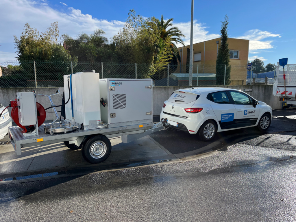 Remorque de lavage haute pression Mirage Urban Trailer attelée à une voiture de société sur un site d’intervention en milieu urbain.