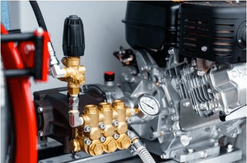 Pompe haute pression professionnelle montée sur un moteur thermique, avec manomètre intégré, utilisée pour les systèmes de nettoyage industriel Mirage.