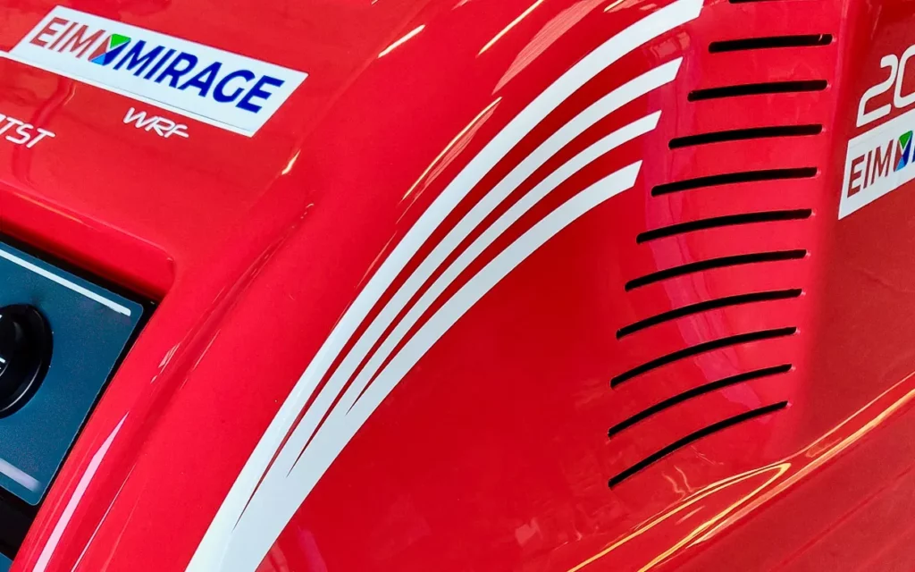 Capot rouge d’un système de nettoyage haute pression EIM MIRAGE avec design graphique et grilles d’aération noires.