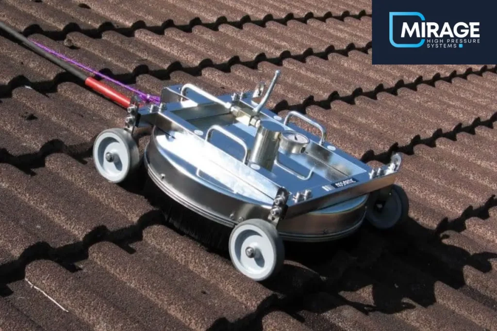 Laveur de toit professionnel Mirage en action sur tuiles, système de nettoyage haute pression pour toiture.