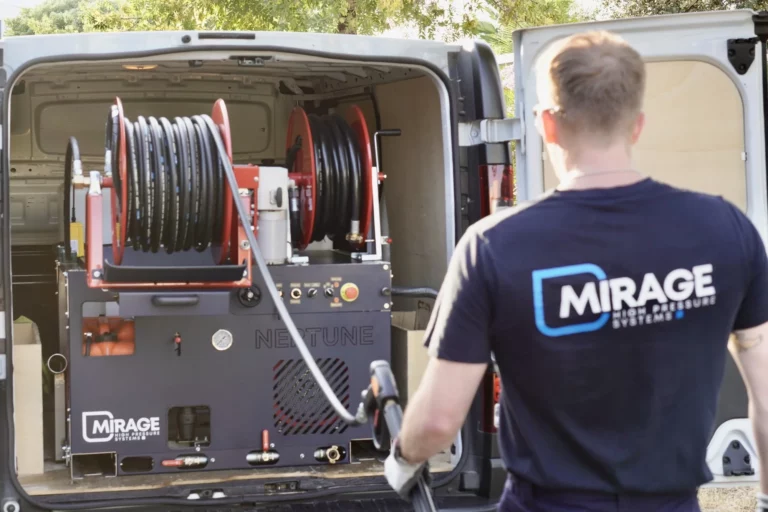 Technicien Mirage installant un nettoyeur haute pression mobile Neptune dans un utilitaire professionnel