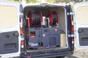 Matériel de curage professionnel haute pression installé dans un fourgon MIRAGE