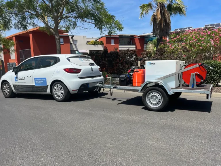 Remorque hydrocureuse Neptune Trailer tractée par un véhicule MIRAGE dans un environnement urbain