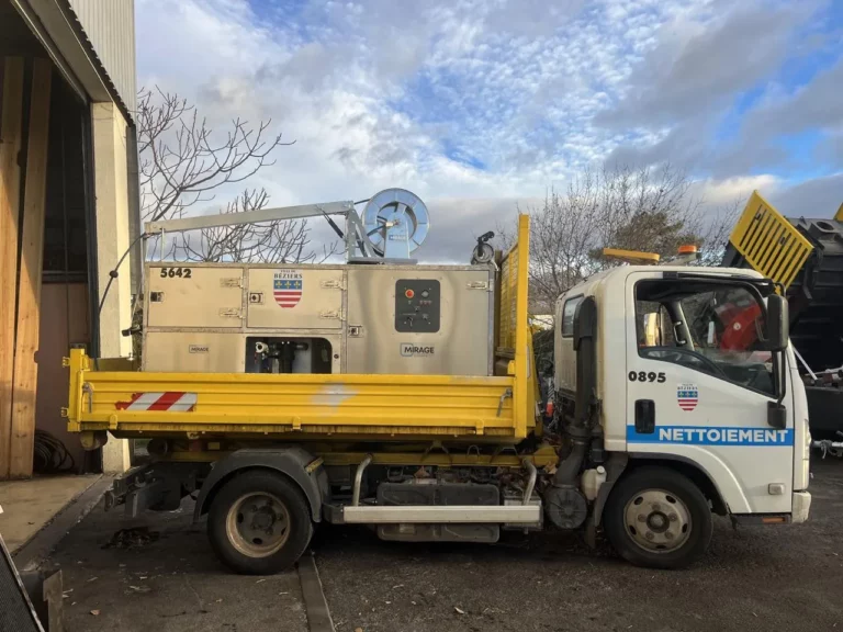 Camion de nettoyage urbain de la Ville de Béziers équipé d’un système haute pression Mirage pour assurer la propreté après la Feria.