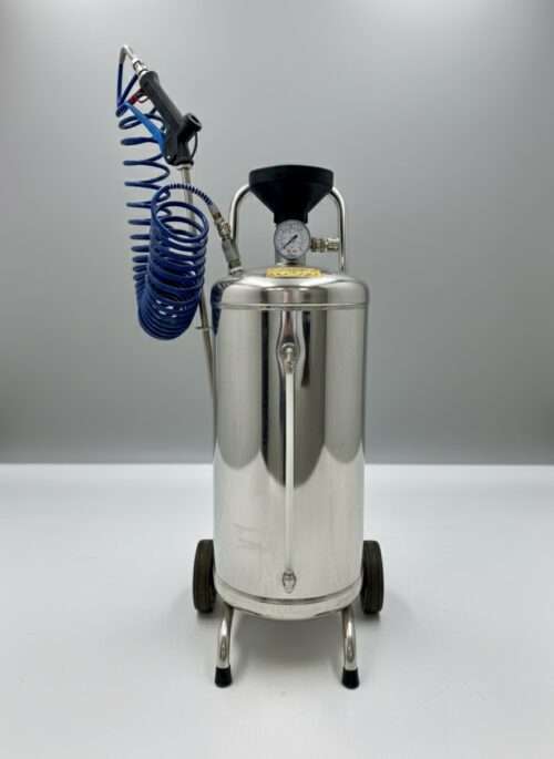 Un réservoir pulvérisateur de mousse à air comprimé en acier inoxydable avec des roues, un tuyau bleu en spirale et une buse, posé sur une surface blanche avec un fond gris.