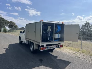 Camion plateau équipé du système ANDARTA S400 pour le nettoyage et la désinfection des réservoirs d’eau potable