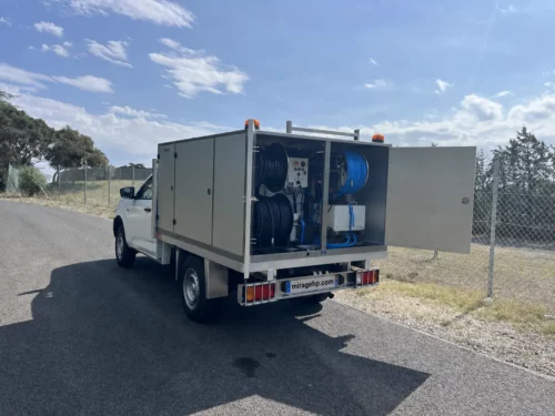 Camion plateau équipé du système ANDARTA S400 pour le nettoyage et la désinfection des réservoirs d’eau potable