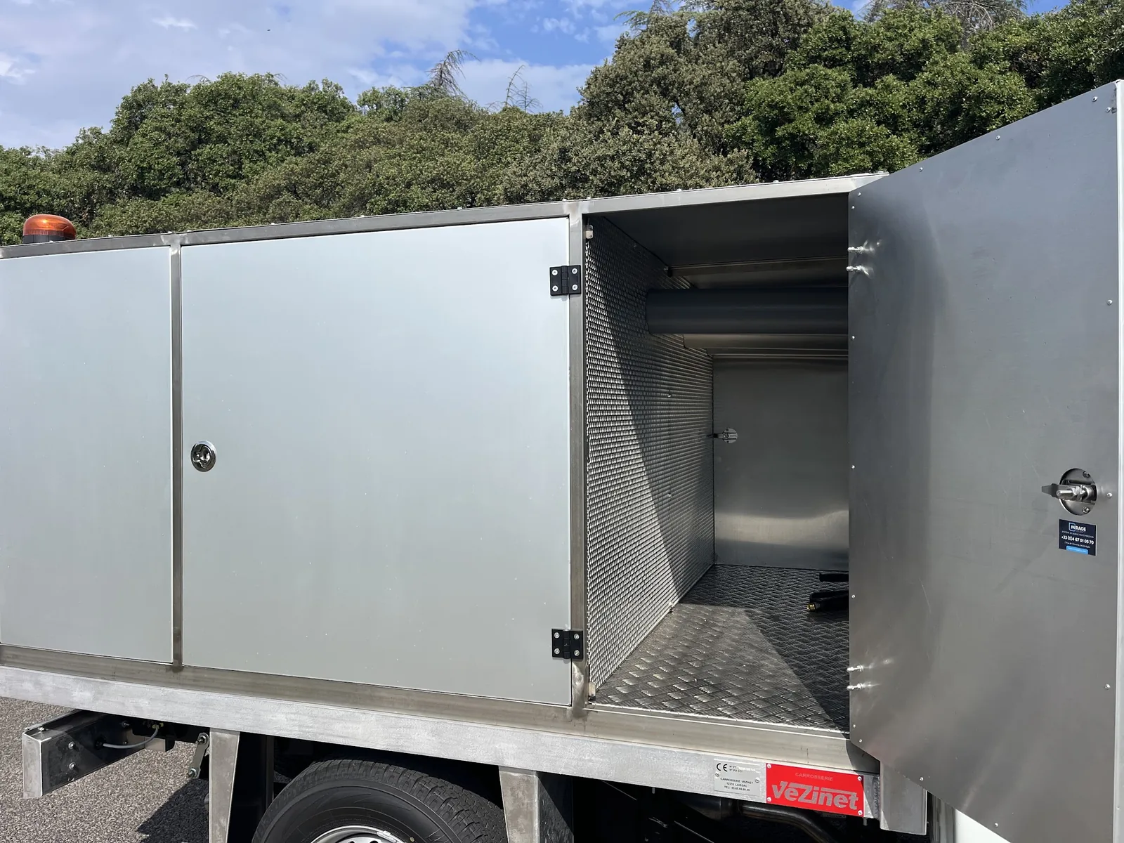 Coffre de rangement en carrosserie inox du camion ANDARTA S400, porte ouverte