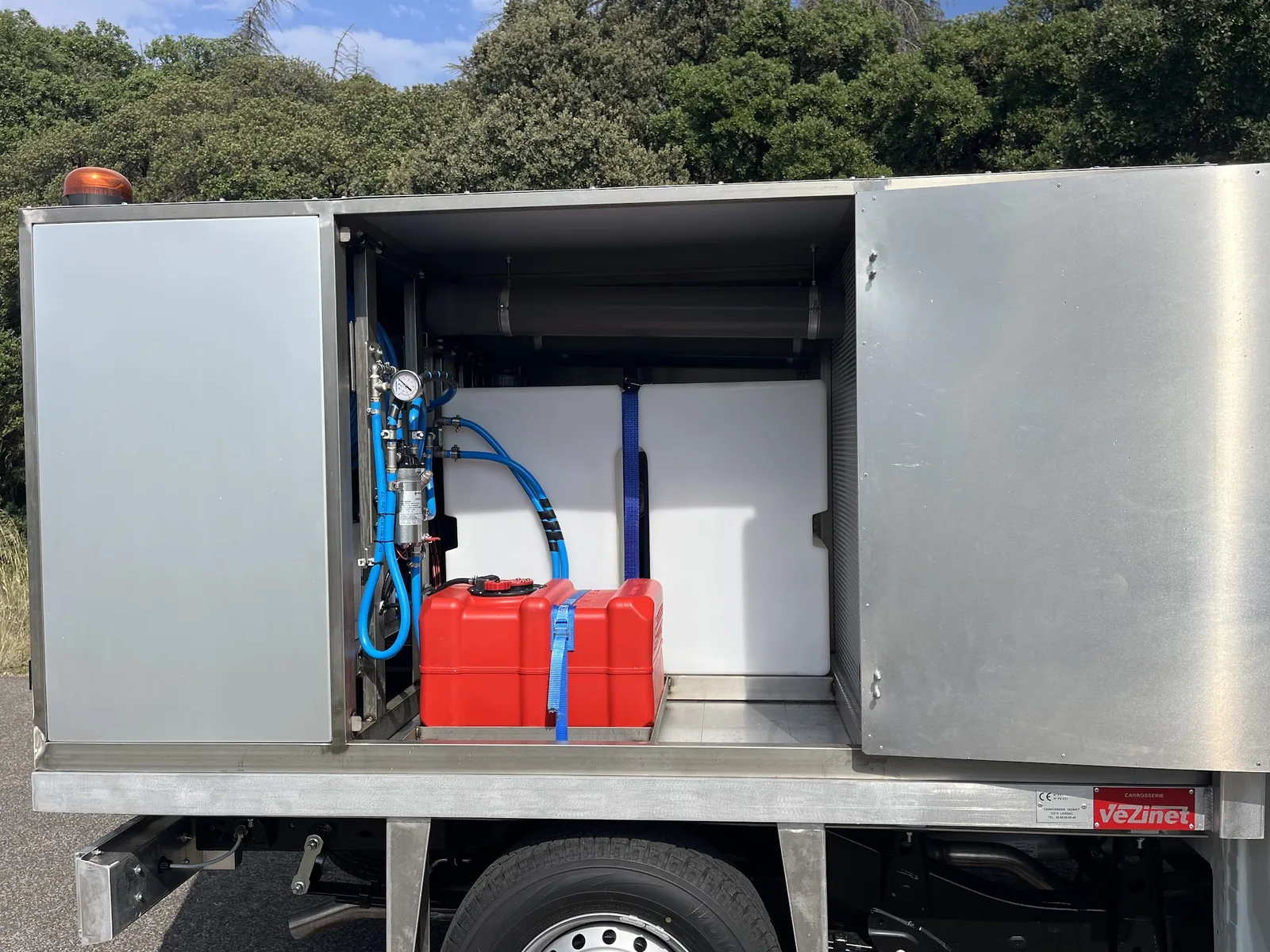 Cuve d'eau et réservoirs de produits du groupe ANDARTA S400 protégés dans la carrosserie