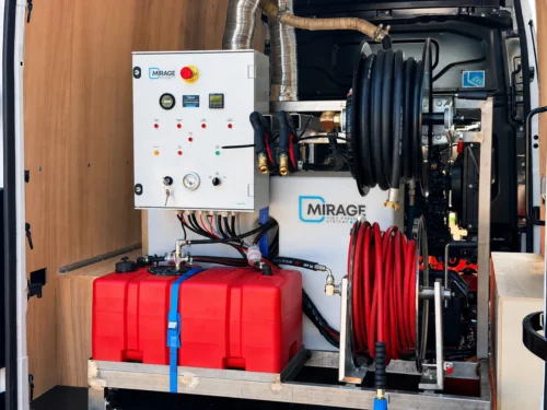 Skid haute pression vapeur 350 bar MIRAGE avec cuve et enrouleurs installé dans un véhicule utilitaire