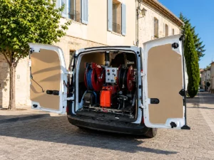 Skid de lavage haute pression MIRAGE installé dans un fourgon utilitaire, avec enrouleurs et système de nettoyage professionnel.