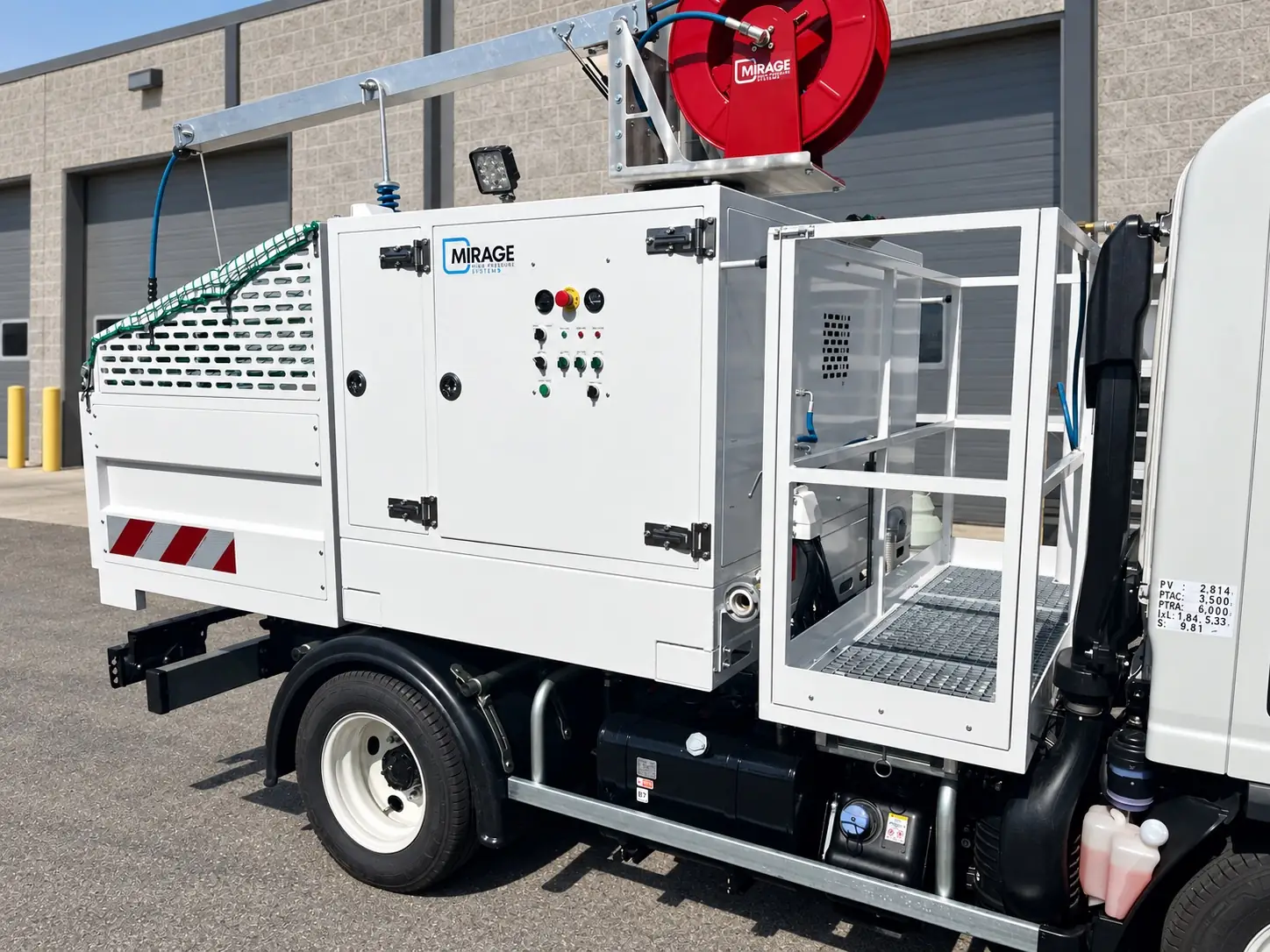Coffret de commande et équipements du système HYDRA H300 installé sur camion