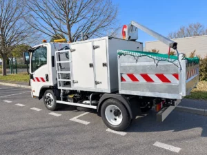 Camion HYDRA H300 V1 vu de gauche, avec coffret galvanisé, benne arrière et potence de lavage