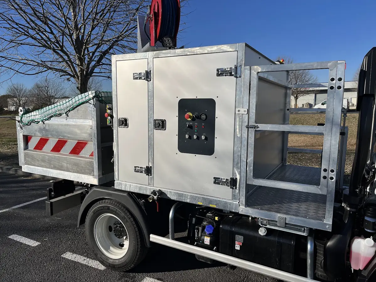 Détail du coffret de commande et de la passerelle du système HYDRA H300 V1 sur camion