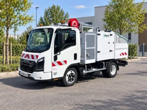 Camion HYDRA H300 MIRAGE vu de trois quarts avant, équipé pour le lavage extérieur des points d’apport volontaire