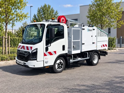 Camion HYDRA H300 MIRAGE vu de trois quarts avant, équipé pour le lavage extérieur des points d’apport volontaire
