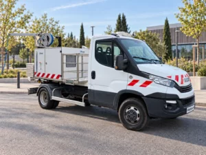 HYDRA HB200 sur berce ampliroll, vue avant du camion et de la potence de lavage